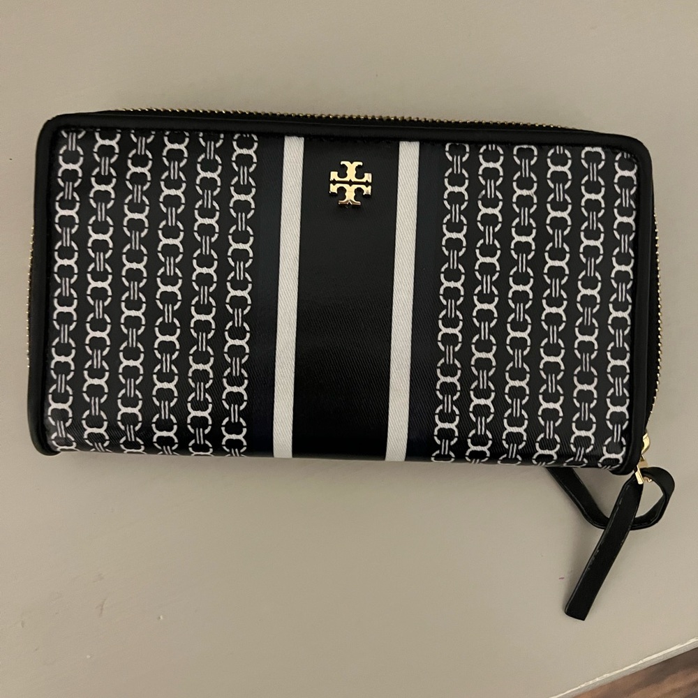 Tory Burch Gemini Link Zip Around Wallet
